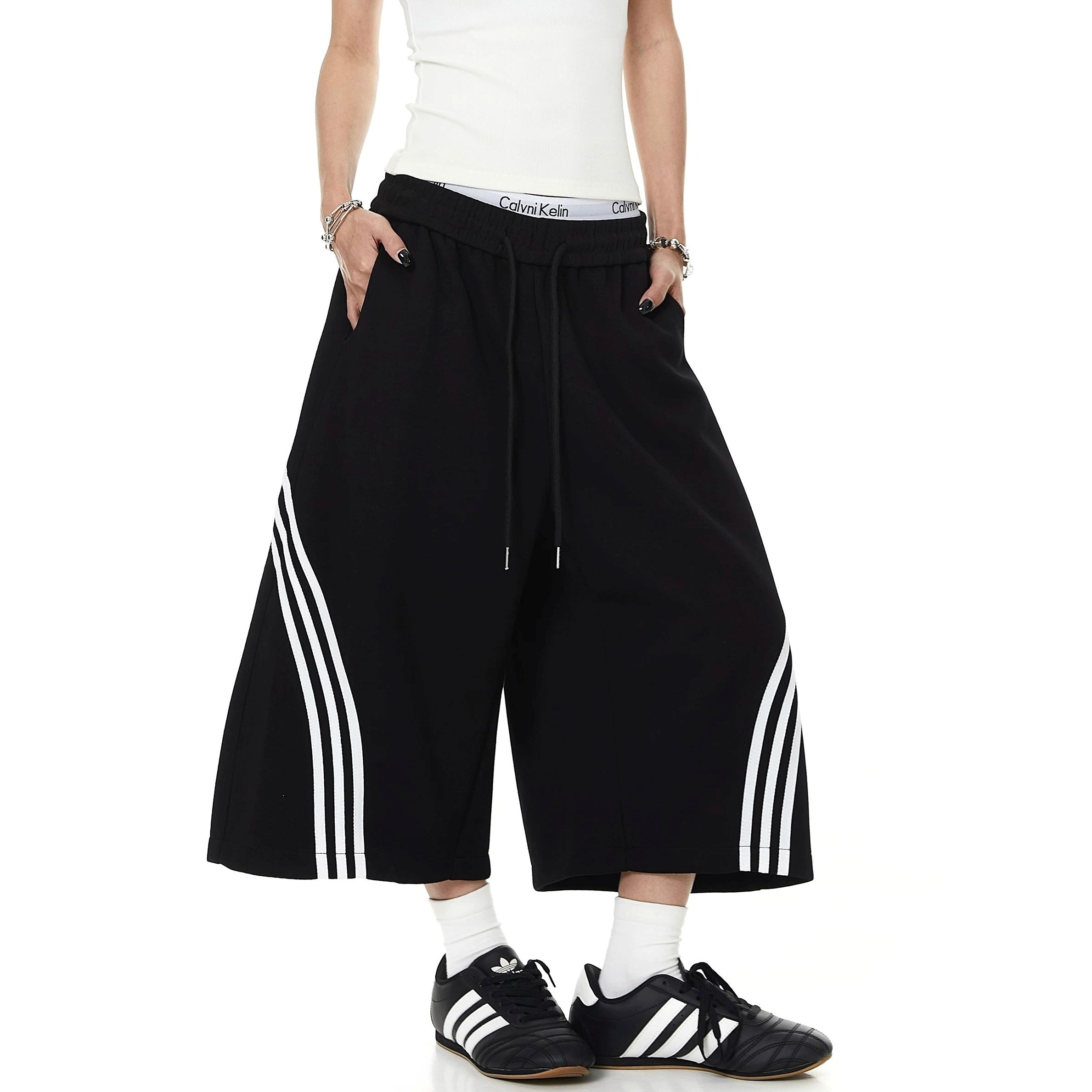 Three Bar Cropped Wide Sweat Pants MB7401