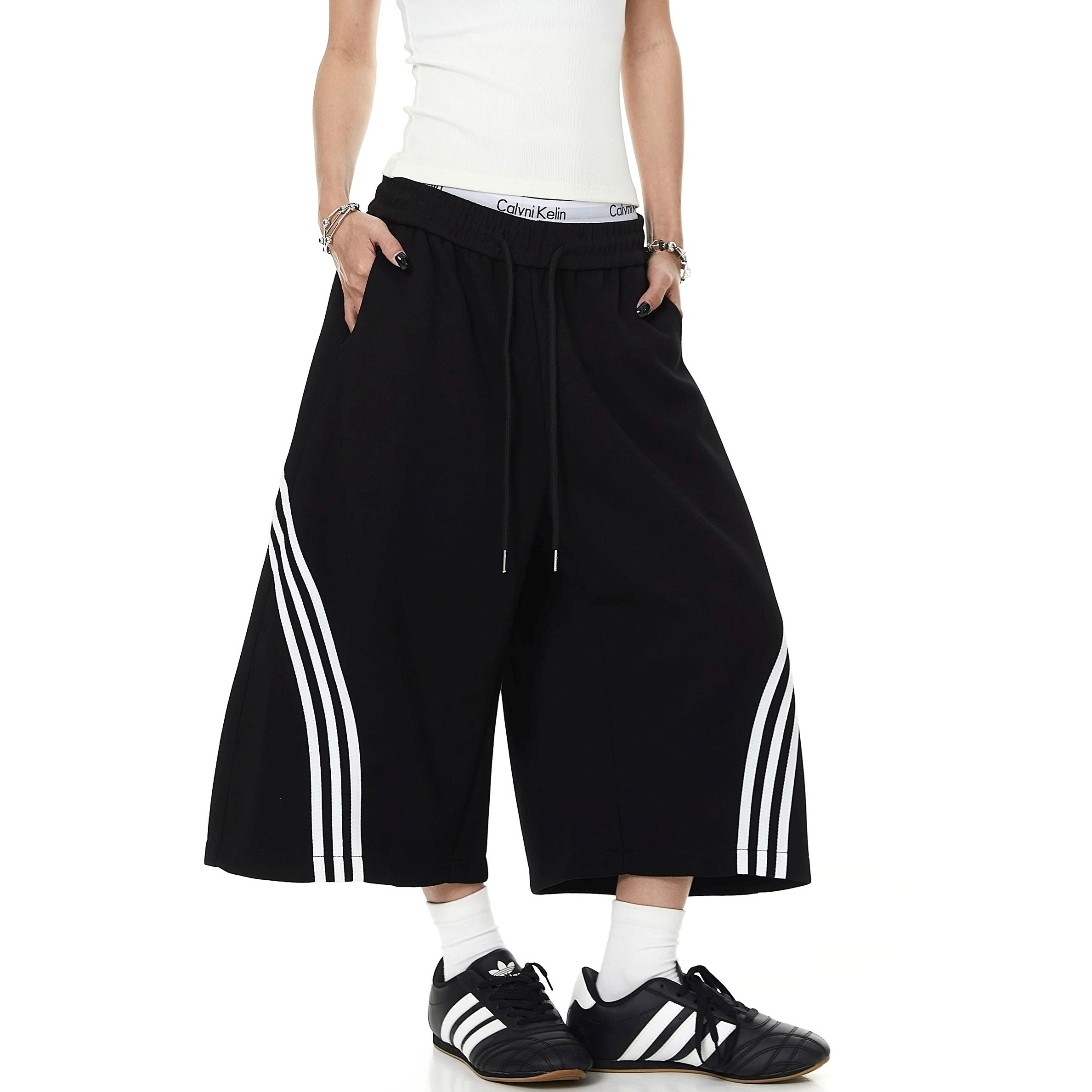 Three-Stripe Cropped Sweat Pants MB7408
