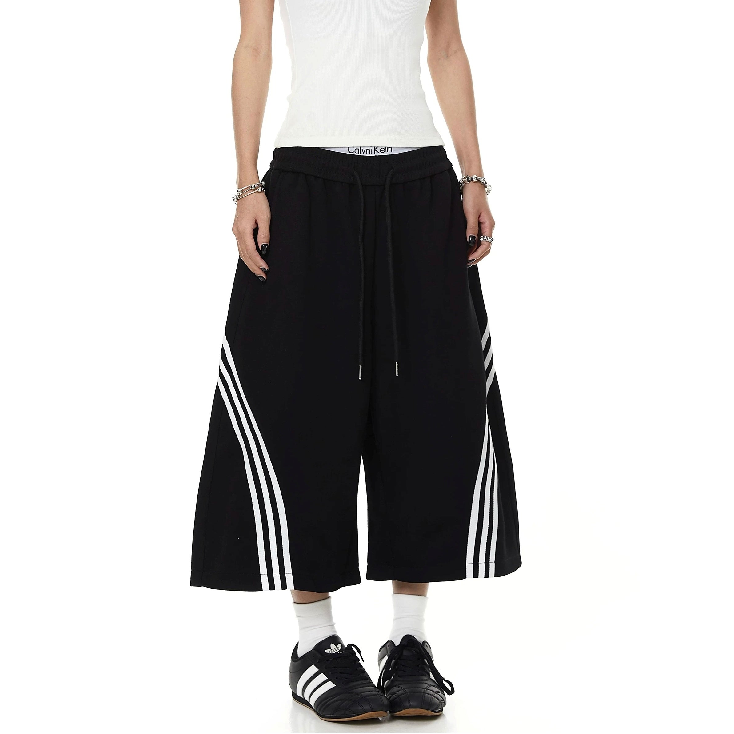 Three Bar Cropped Wide Sweat Pants MB7401