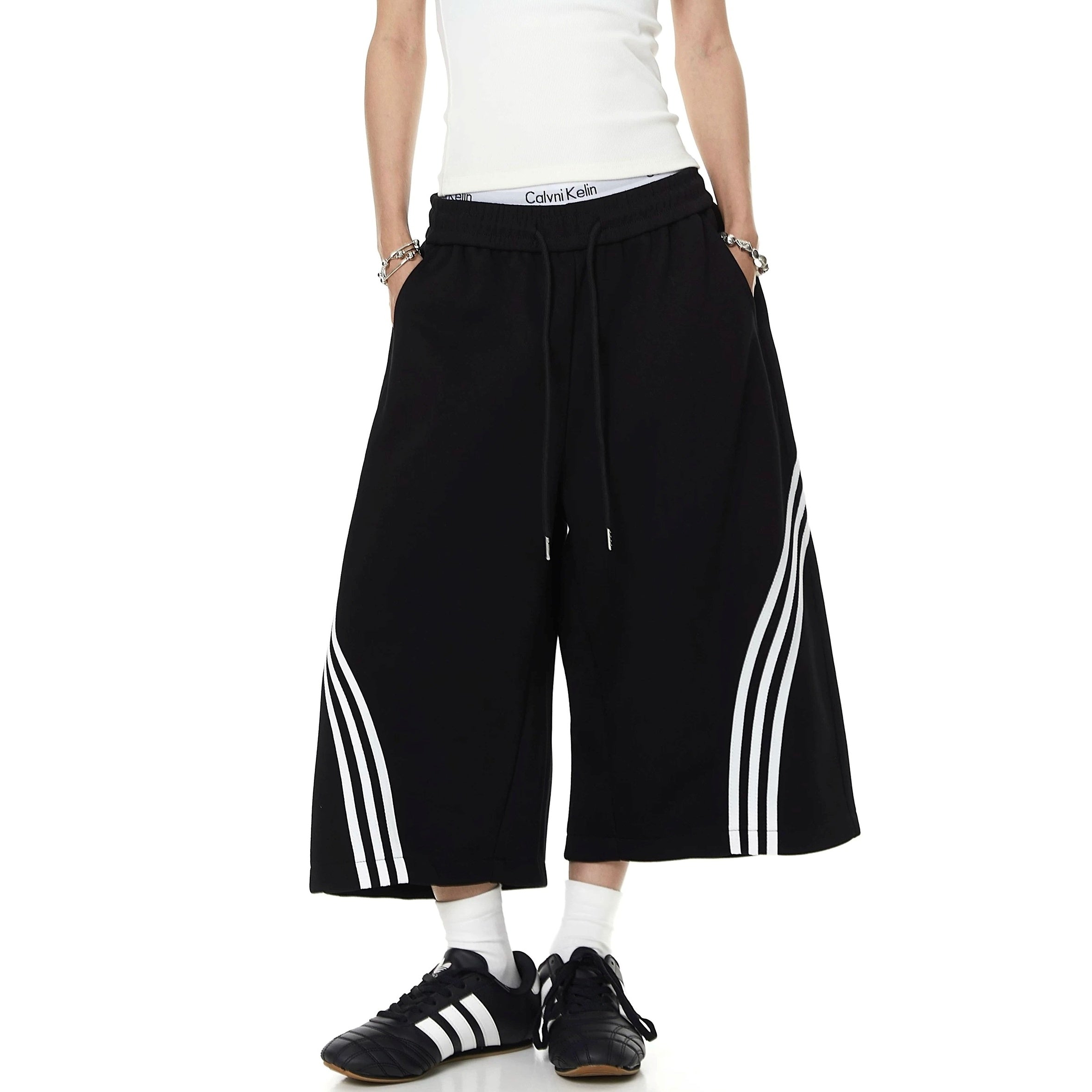 Three Bar Cropped Wide Sweat Pants MB7401
