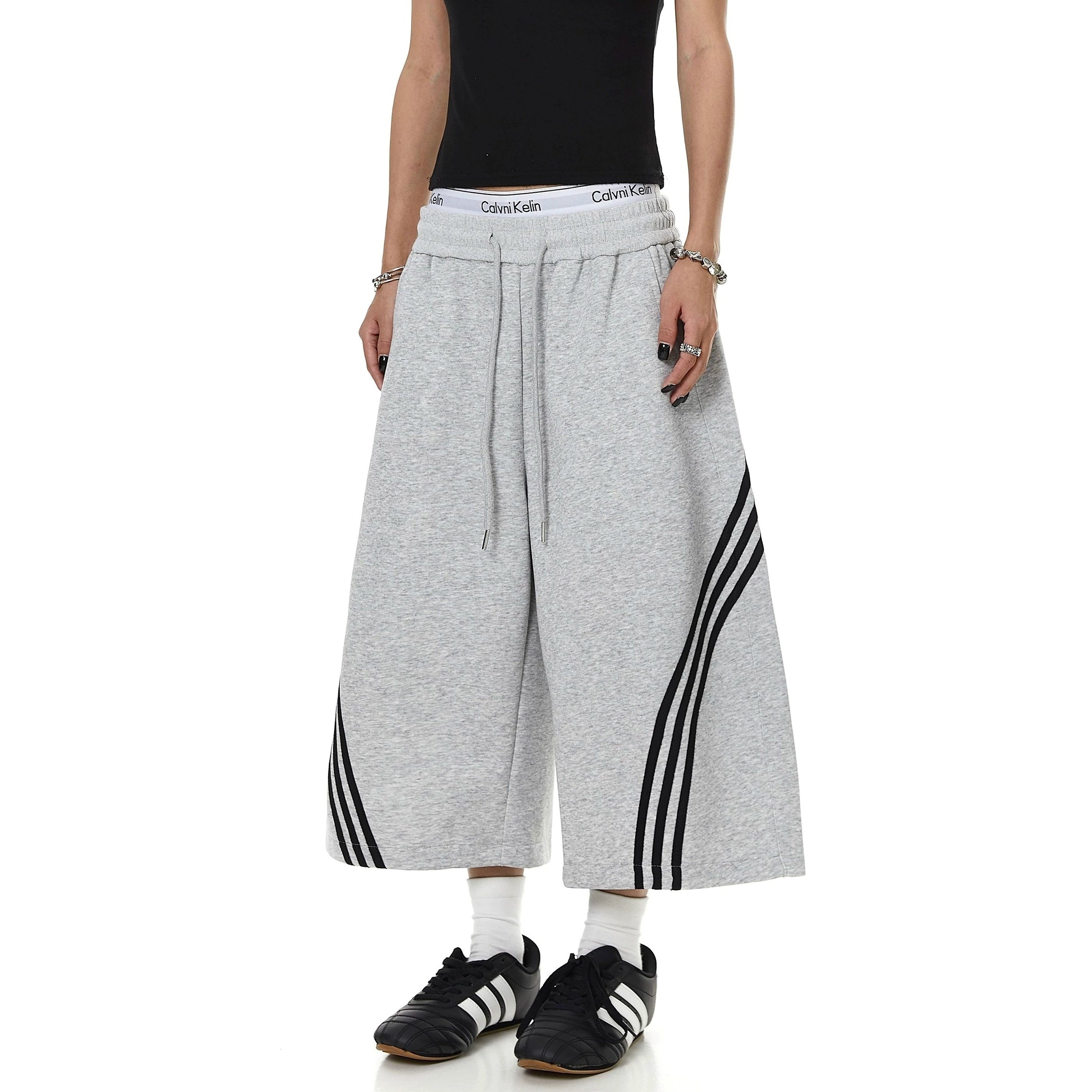 Three Bar Cropped Wide Sweat Pants MB7401