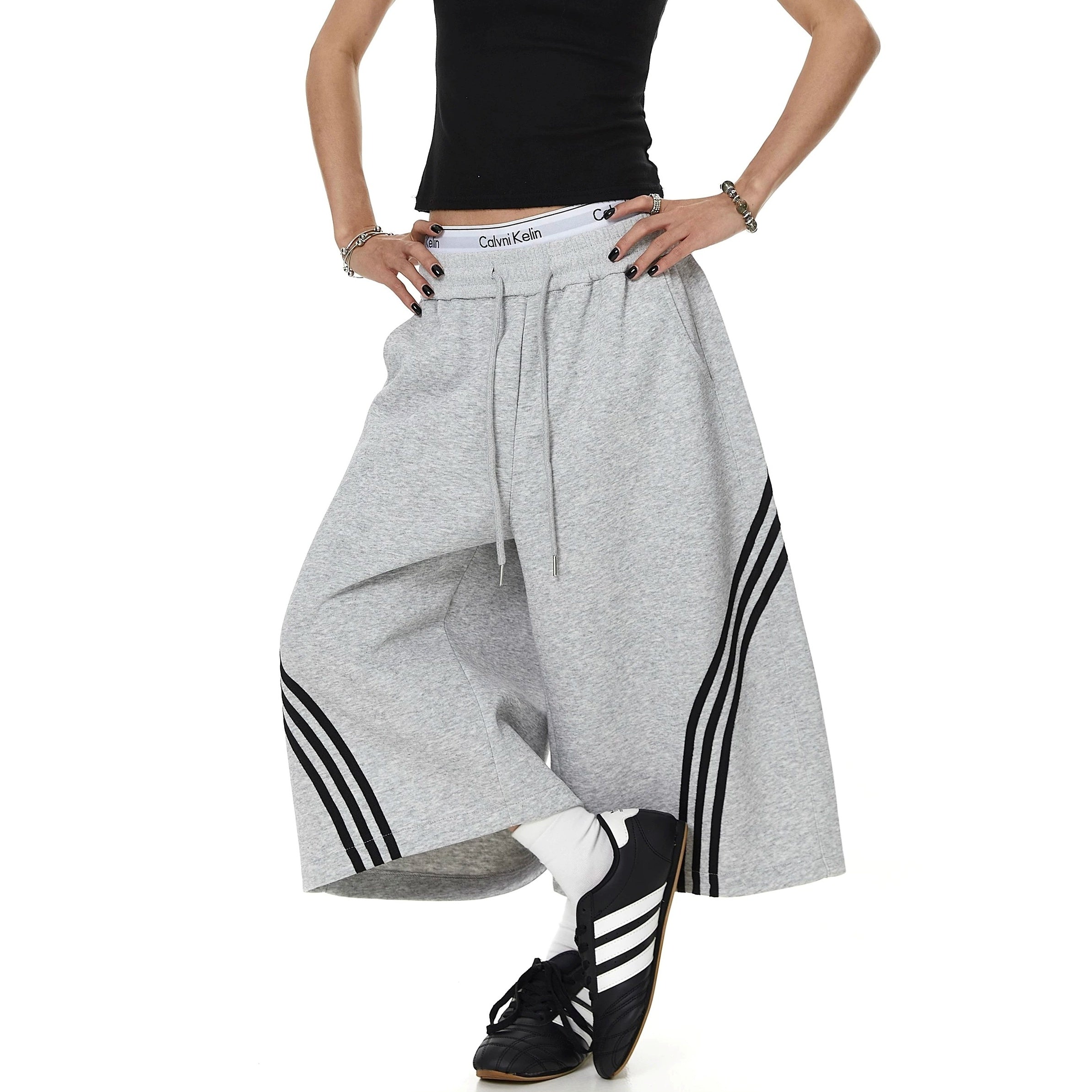 Three Bar Cropped Wide Sweat Pants MB7401