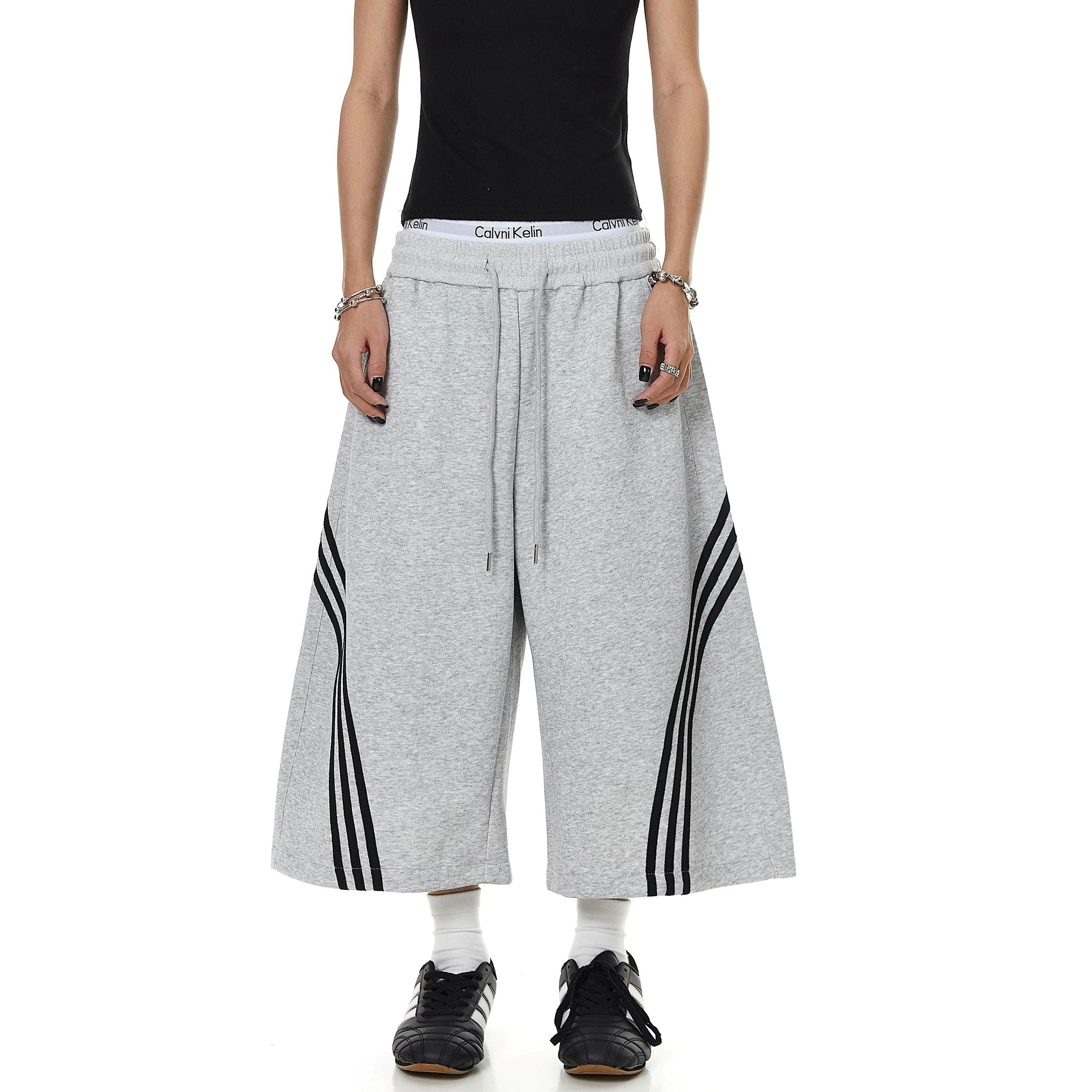 Three Bar Cropped Wide Sweat Pants MB7401