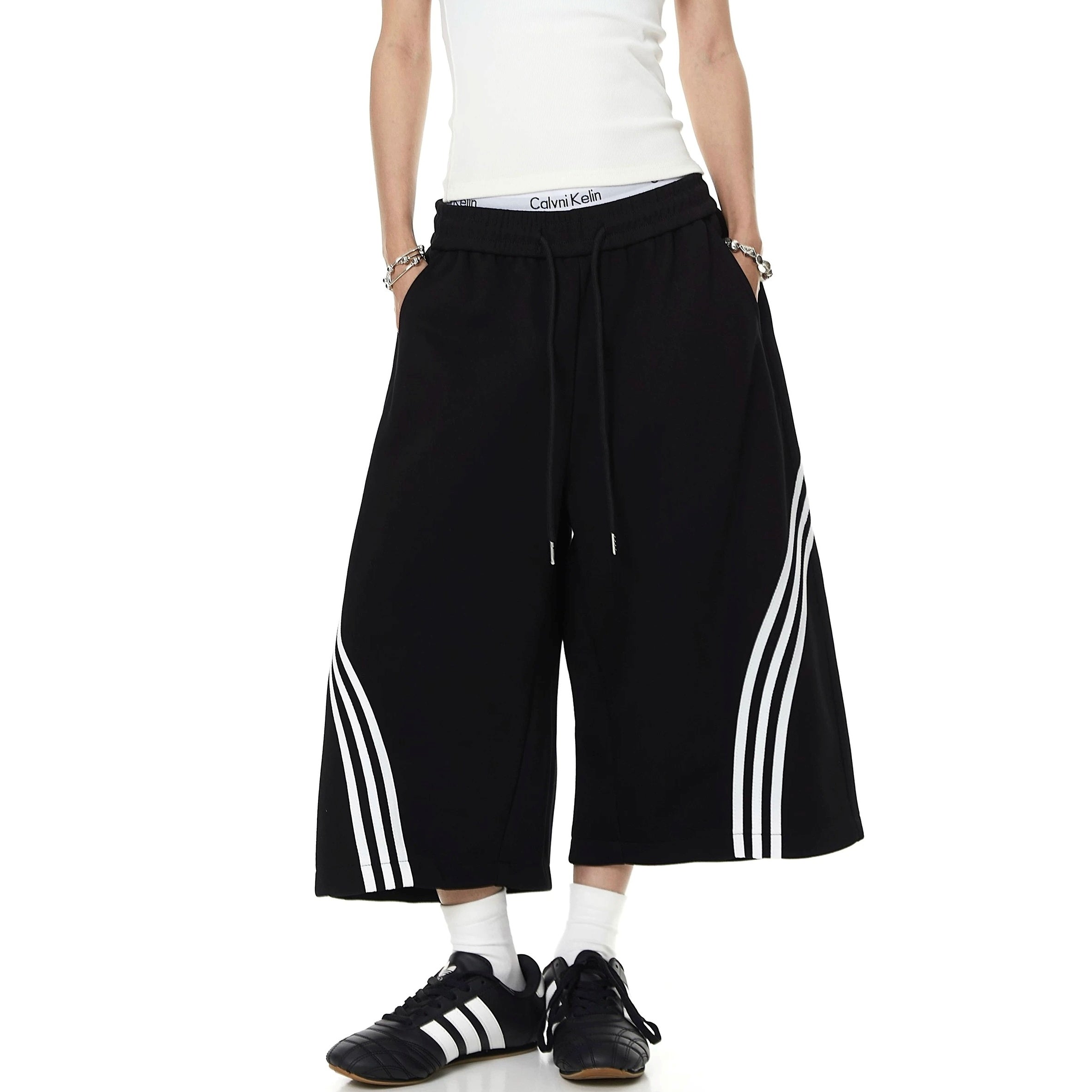 Three-Stripe Cropped Sweat Pants MB7408
