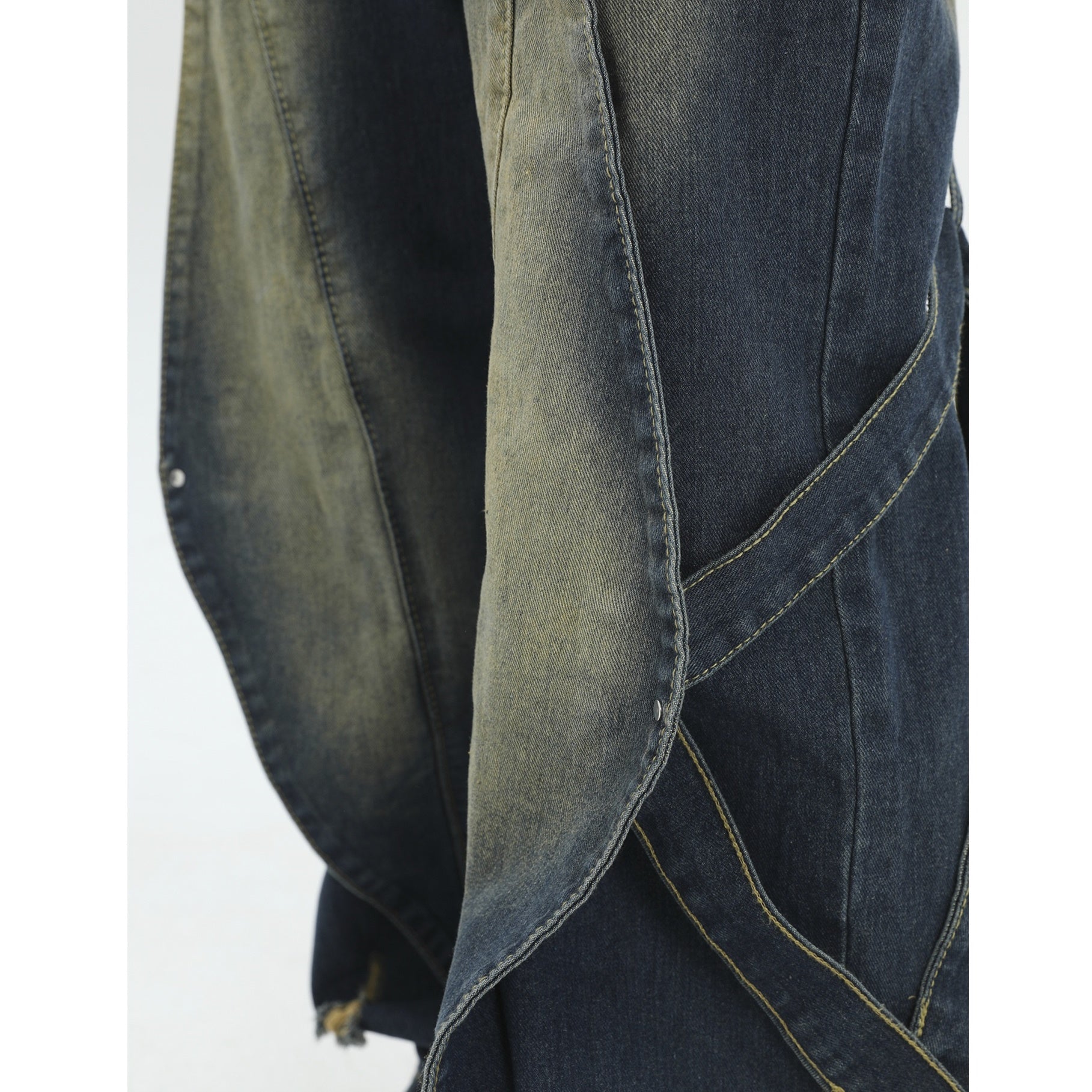 Distressed Washed 3D Panelled Strap Street Jeans IN7010