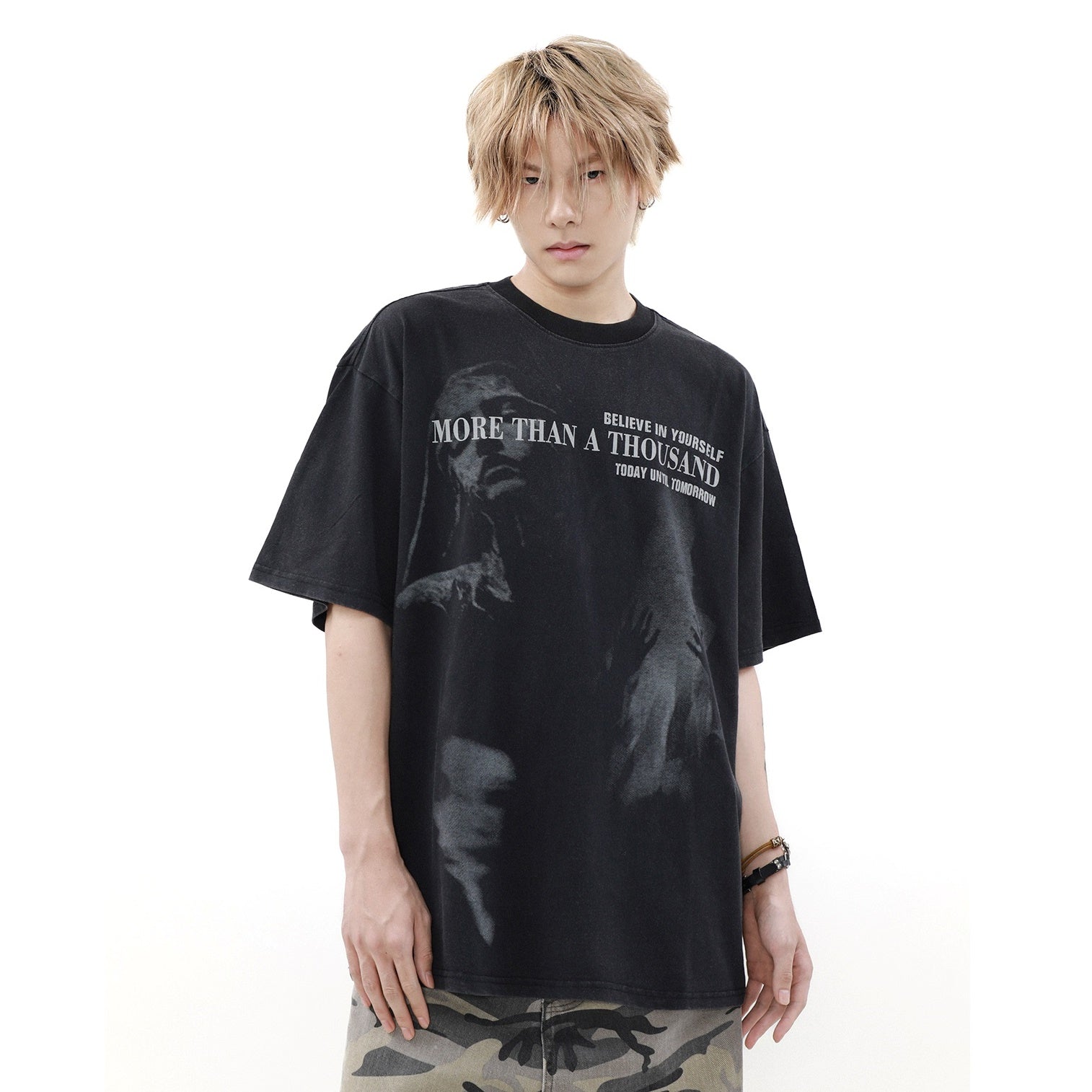Blurred Figure Print T-shirt MR038