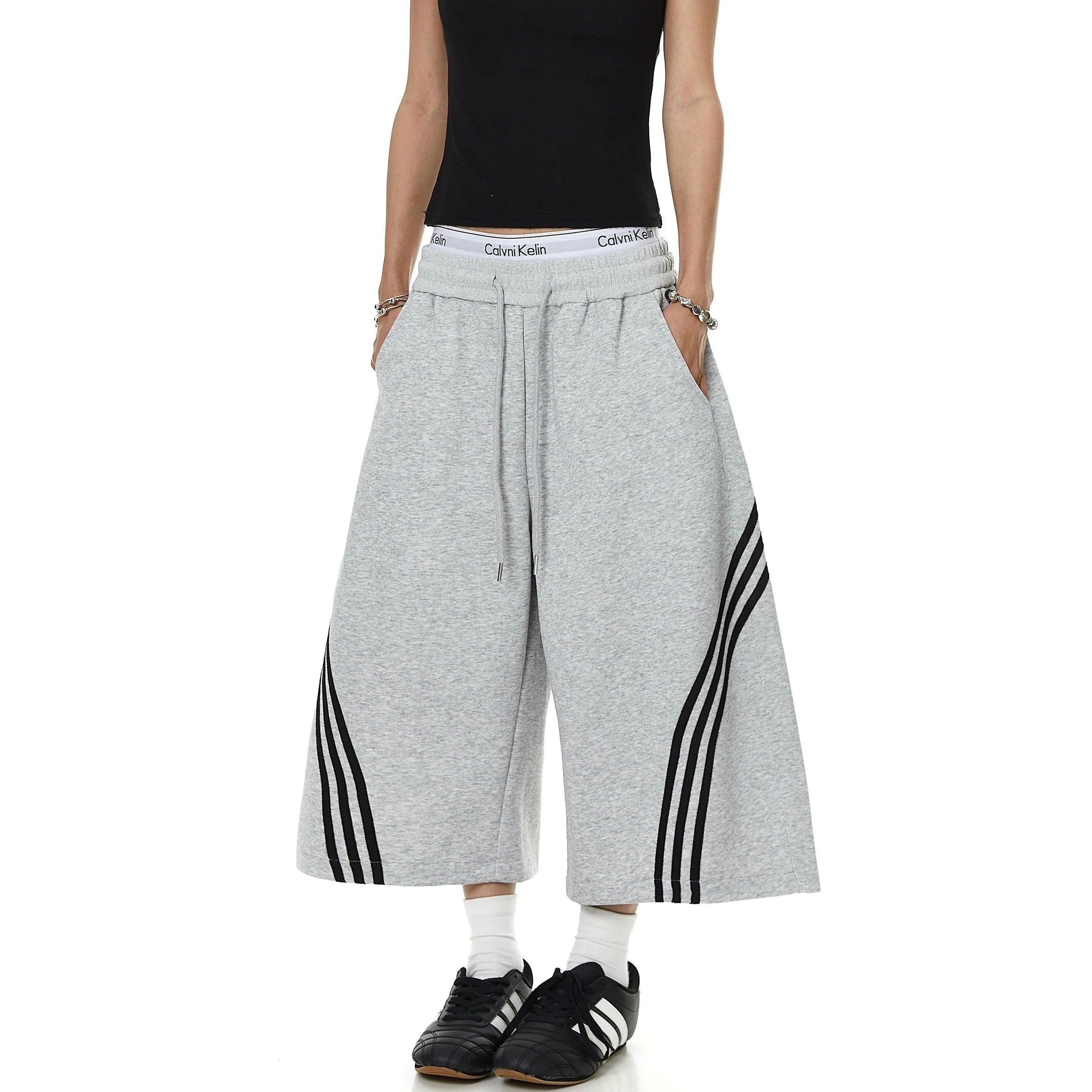Three Bar Cropped Wide Sweat Pants MB7401