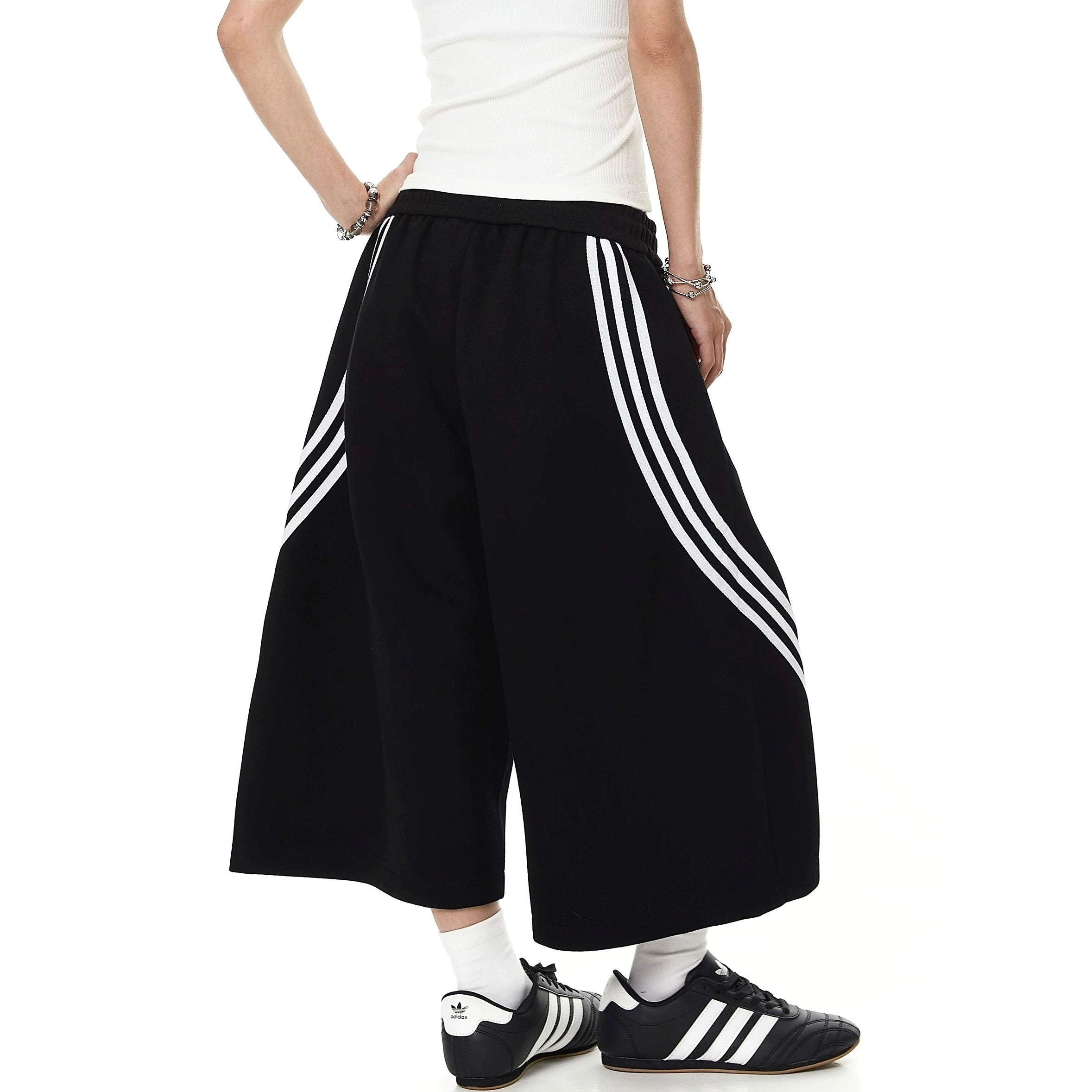 Three Bar Cropped Wide Sweat Pants MB7401