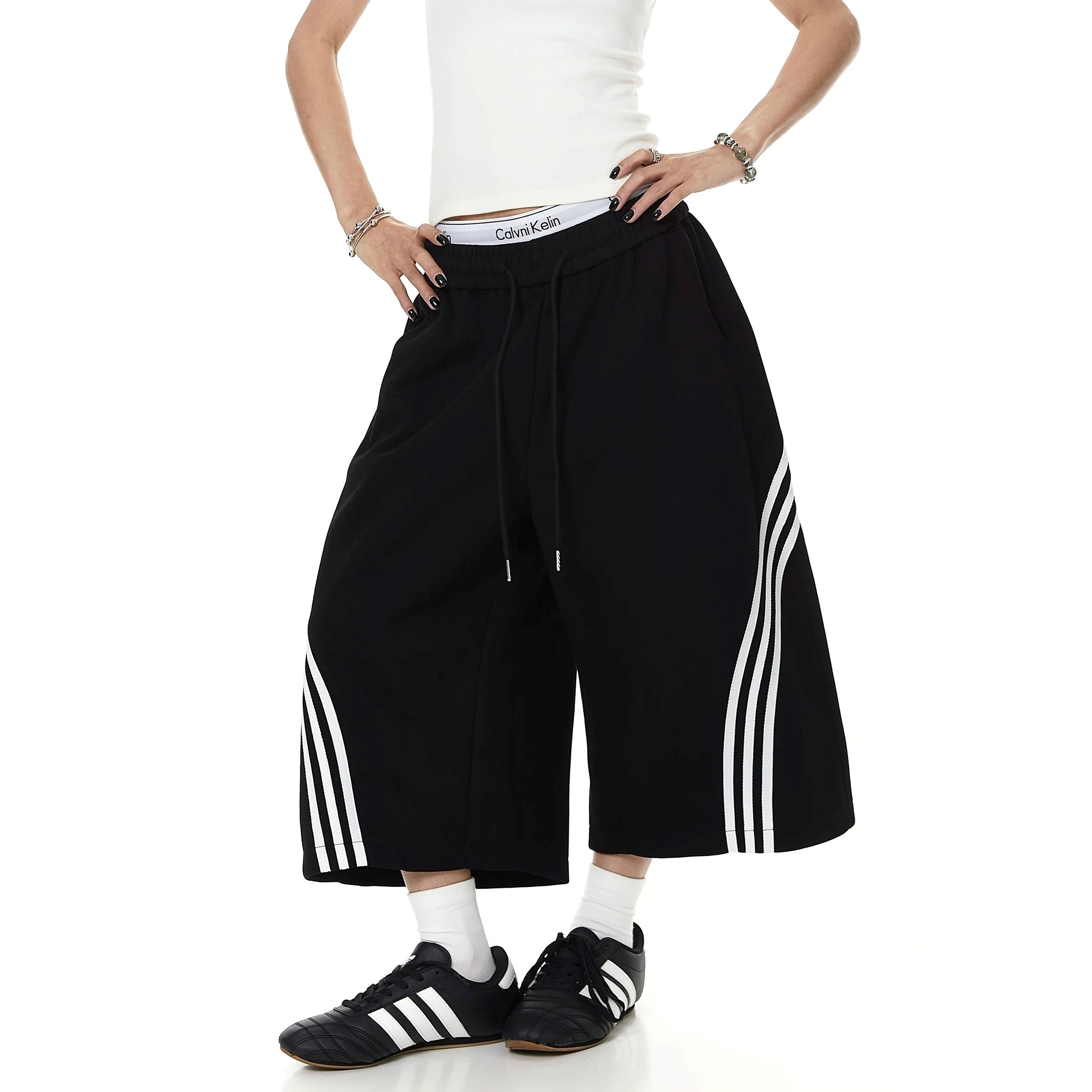 Three Bar Cropped Wide Sweat Pants MB7401