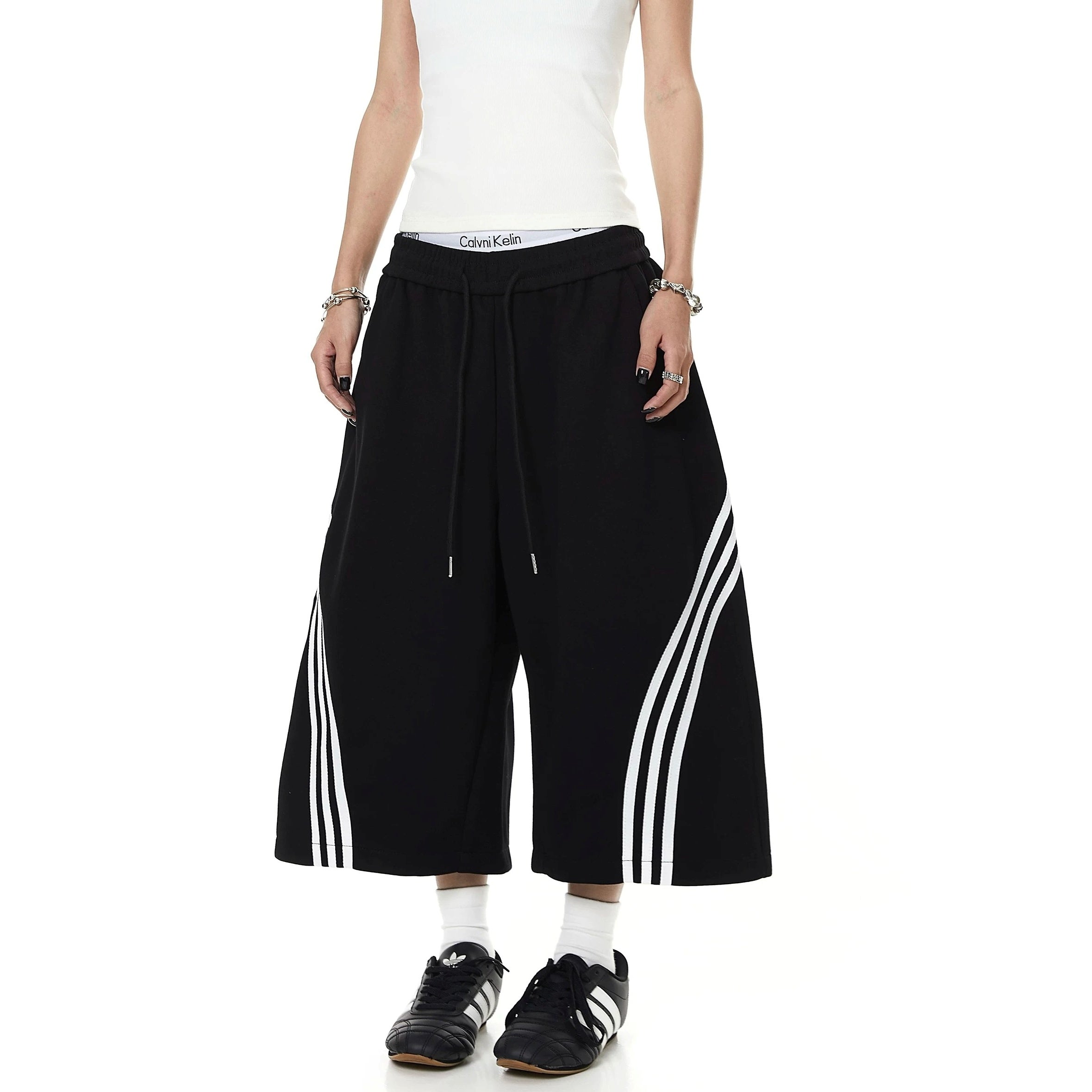 Three Bar Cropped Wide Sweat Pants MB7401