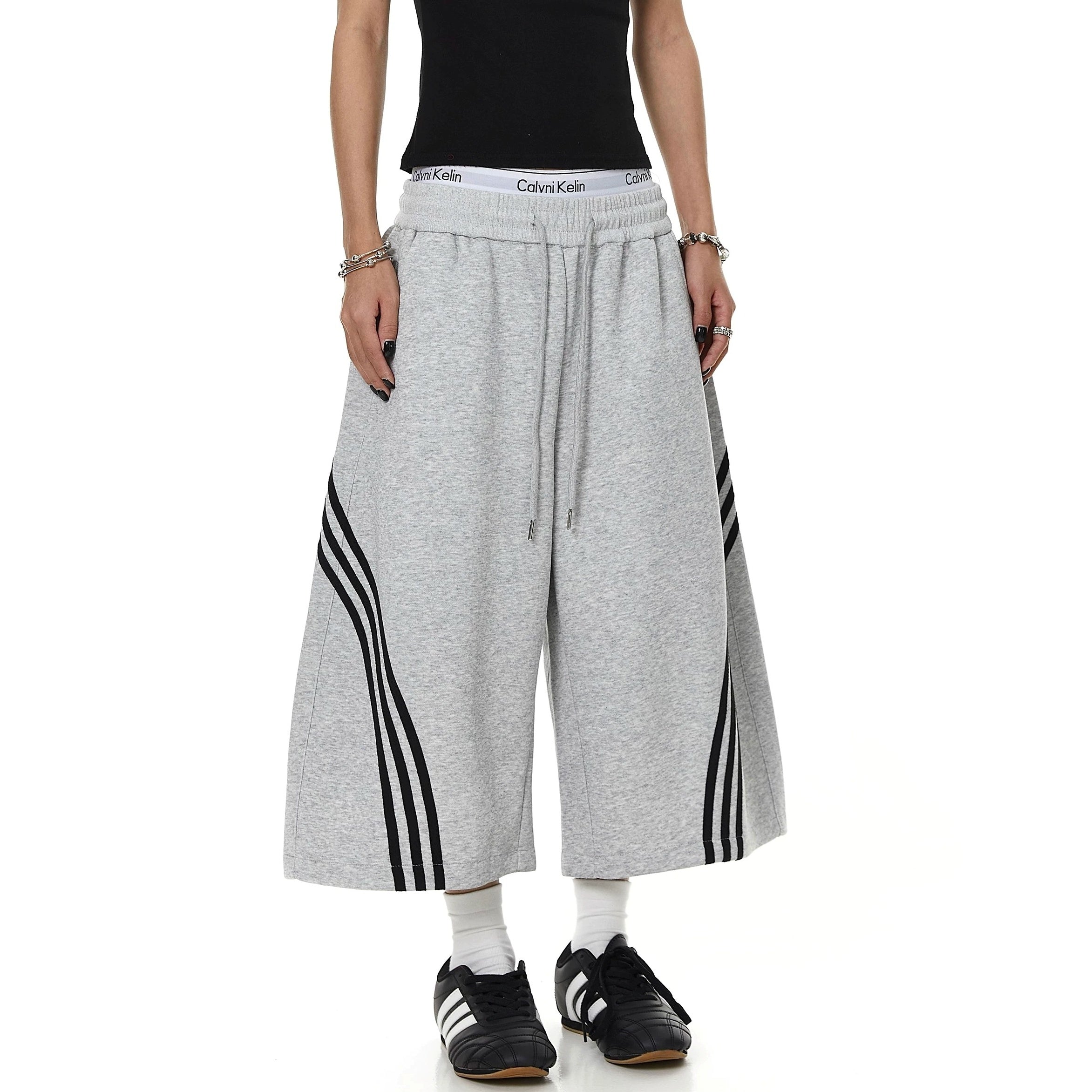 Three Bar Cropped Wide Sweat Pants MB7401