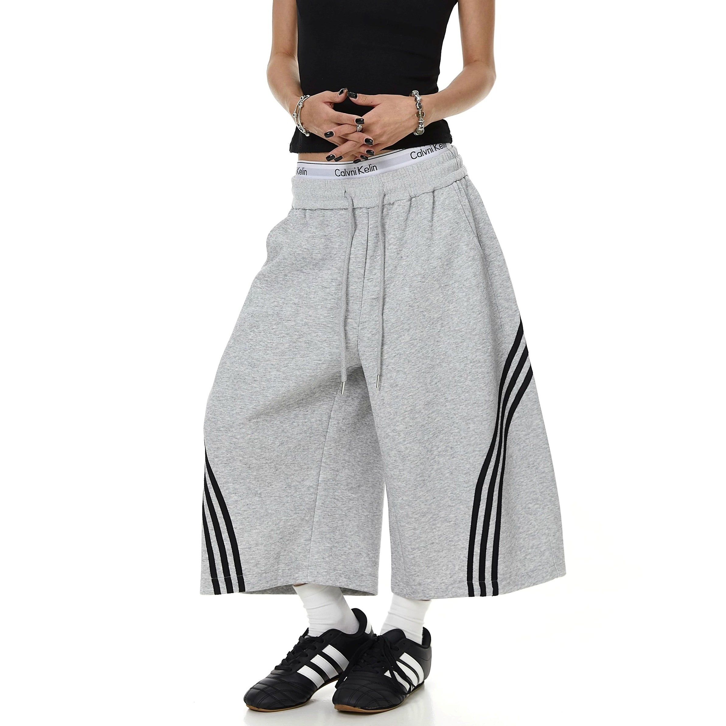 Three Bar Cropped Wide Sweat Pants MB7401