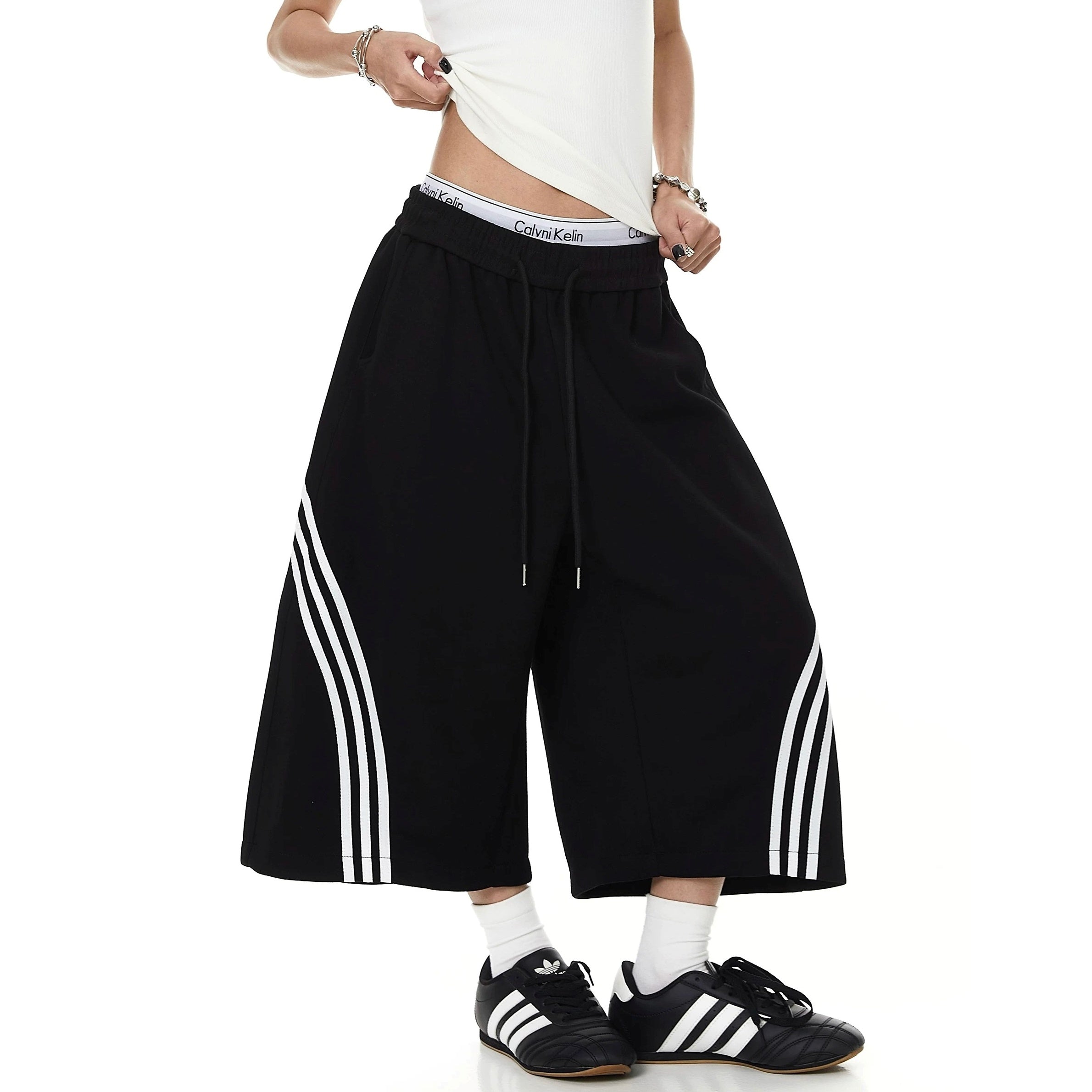 Three-Stripe Cropped Sweat Pants MB7408
