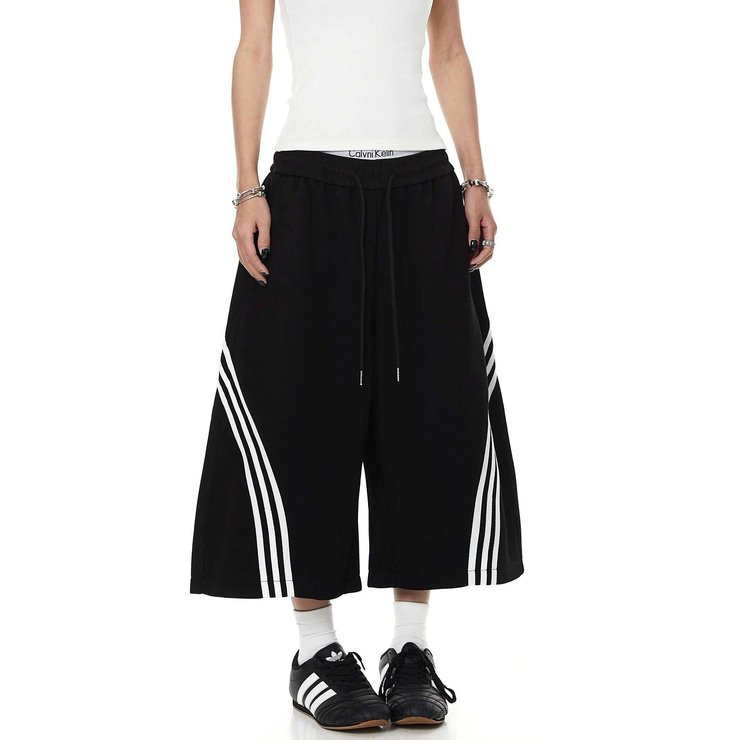 Three-Stripe Cropped Sweat Pants MB7408